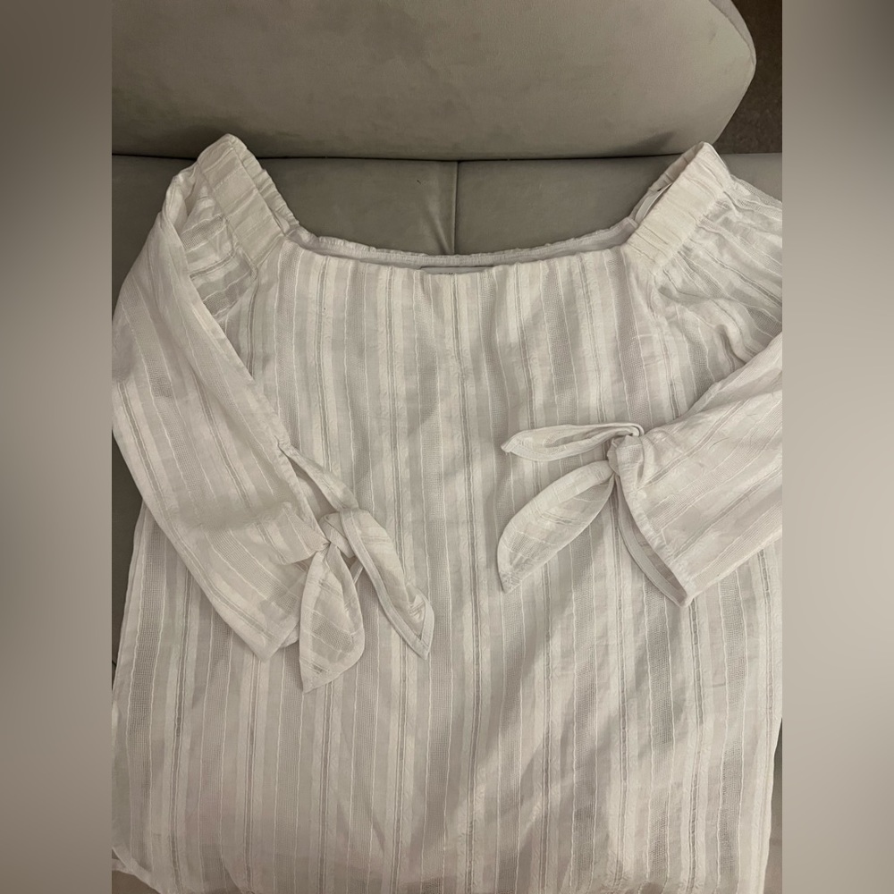 Cute off the shoulder cotton top. Fully lined. Bows on 3/4 sleeves.